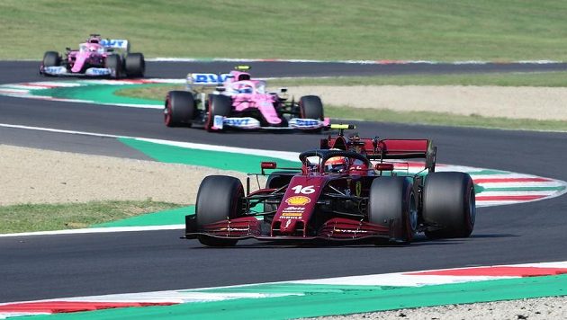 Charles Leclerc z Monaka na trati Velké ceny Toskánska - ilustrační foto. Charles Leclerc z Monaka na trati Velké ceny Toskánska - ilustrační foto.