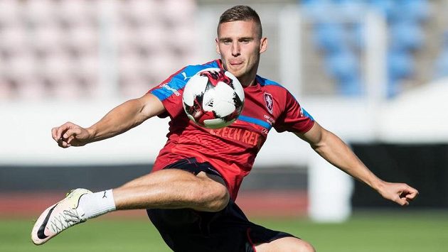 Pavel Kadeřábek v letecké pozici... Pavel Kadeřábek v letecké pozici...