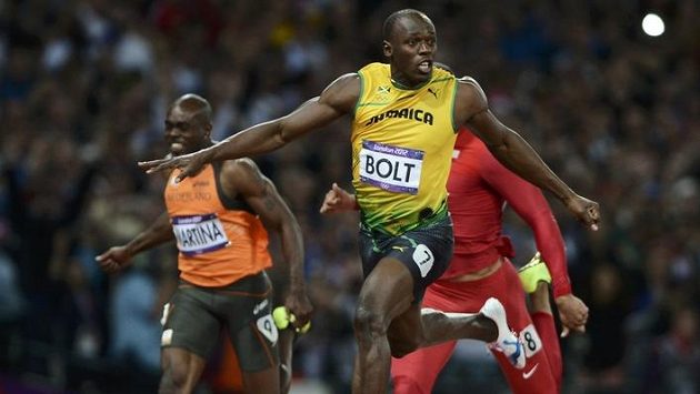 Usain Bolt probíhá cílem ve finále londýnské stovky. V USA to viděli až po několika hodinách ze záznamu. Usain Bolt probíhá cílem ve finále londýnské stovky. V USA to viděli až po několika hodinách ze záznamu.
