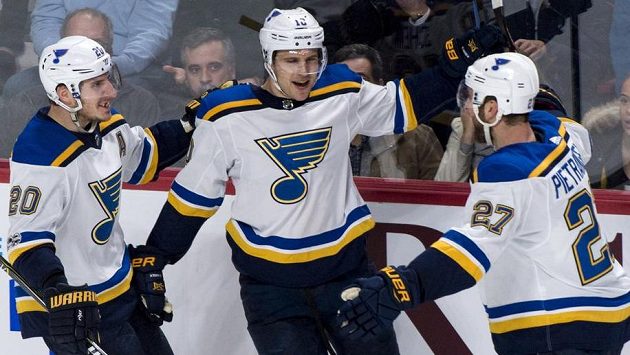 Brayden Schenn (uprostřed) oslavuje se spoluhráči ze St. Louis svůj gól proti Montrealu. Brayden Schenn (uprostřed) oslavuje se spoluhráči ze St. Louis svůj gól proti Montrealu.