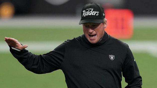 Jon Gruden, trenér Las Vegas, před zápasem NFL proti New Orleans. Jon Gruden, trenér Las Vegas, před zápasem NFL proti New Orleans.