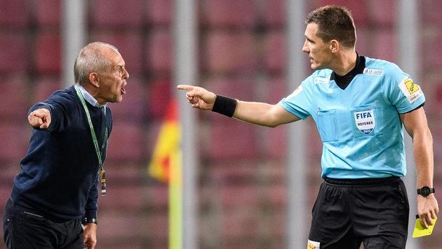 Tak si tu žlutou doma vyvěs! Trenér Jablonce Petr Rada a rozhodčí Ondřej Pechanec v družné debatě... Tak si tu žlutou doma vyvěs! Trenér Jablonce Petr Rada a rozhodčí Ondřej Pechanec v družné debatě...
