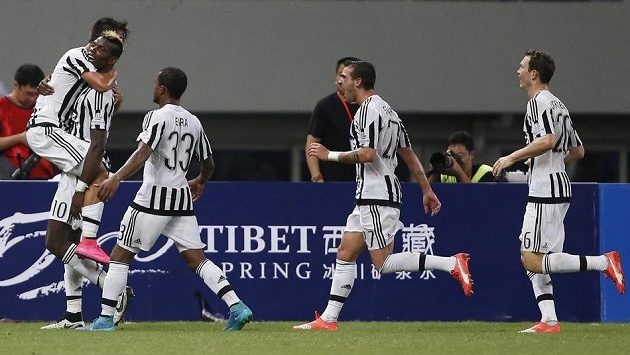 Fotbalisté Juventusu slaví gól Argentince Paula Dybaly (zcela vlevo) v Superpoháru proti Laziu Řím. Fotbalisté Juventusu slaví gól Argentince Paula Dybaly (zcela vlevo) v Superpoháru proti Laziu Řím.