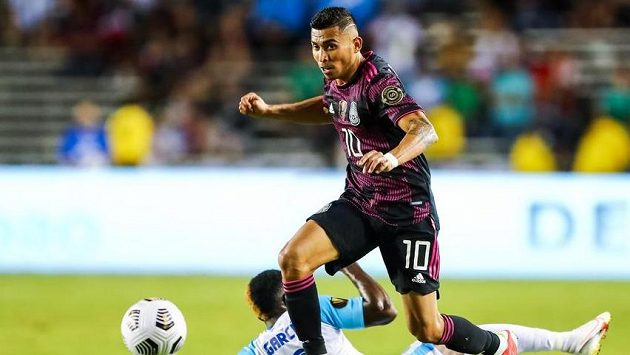 Orbelín Pineda z Mexika hledá cestu k brance soupeře Orbelín Pineda z Mexika hledá cestu k brance soupeře