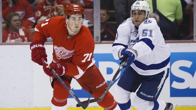 Dylan Larkin (71) z Detroitu je v americké nominaci na MS, na snímku s ním je Valtteri Filppula (51) z Tampy. Dylan Larkin (71) z Detroitu je v americké nominaci na MS, na snímku s ním je Valtteri Filppula (51) z Tampy.