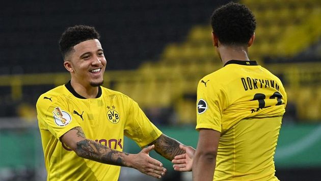 Fotbalisté Borussie Dortmund se radují z vítězství v semifinále německého poháru. Fotbalisté Borussie Dortmund se radují z vítězství v semifinále německého poháru.