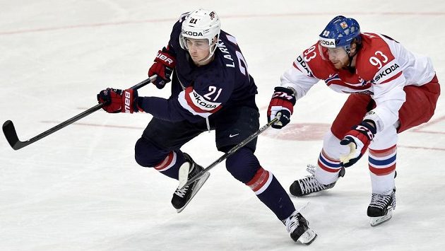 Útočník Dylan Larkin (vlevo) na archivním snímku v americkém dresu na MS 2015 a Jakub Voráček. Útočník Dylan Larkin (vlevo) na archivním snímku v americkém dresu na MS 2015 a Jakub Voráček.