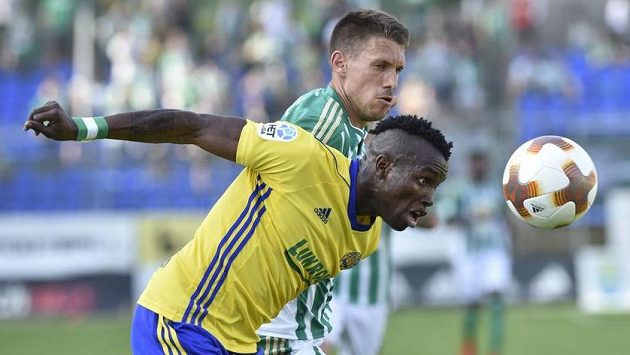 Ubong Mosses Ekpai ze Zlína a Milan Kocič (vzadu) z Bohemians. Ubong Mosses Ekpai ze Zlína a Milan Kocič (vzadu) z Bohemians.