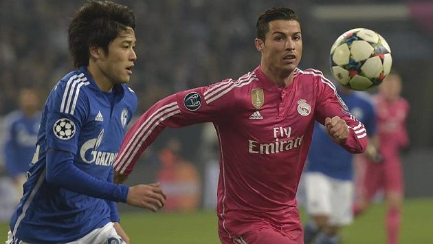 Acudo Učida (vlevo) ze Schalke bojuje o míč s hvězdným Cristianem Ronaldem z Realu Madrid. Acudo Učida (vlevo) ze Schalke bojuje o míč s hvězdným Cristianem Ronaldem z Realu Madrid.