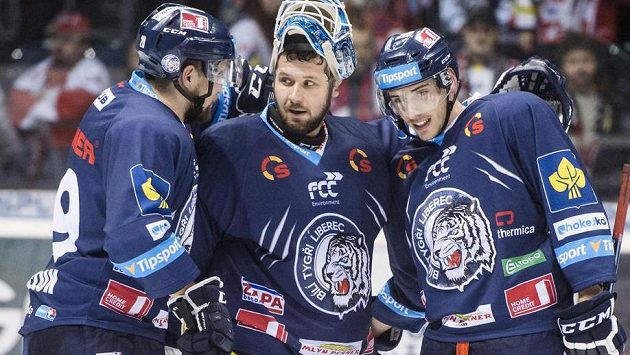 (Zleva) Lukáš Krenželok, brankář Ján Lašák a Jakub Valský (všichni z Liberce) oslavují vyhrané utkání v Pardubicích. (Zleva) Lukáš Krenželok, brankář Ján Lašák a Jakub Valský (všichni z Liberce) oslavují vyhrané utkání v Pardubicích.