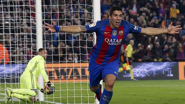Barcelonský Luis Suárez oslavuje gól proti Realu. Barcelonský Luis Suárez oslavuje gól proti Realu.