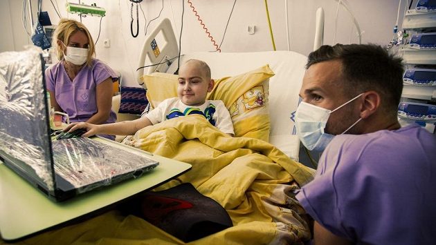 Obránce Filip Novák během návštěvy v nemocnici v Motole. Obránce Filip Novák během návštěvy v nemocnici v Motole.