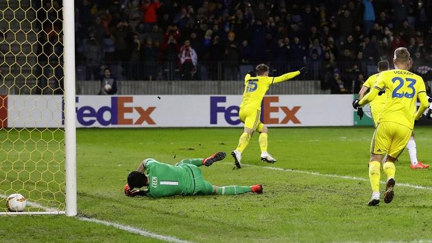 Fotbalista BATE Borisov Stanislav Dragun (vzadu) se raduje z gólu proti Arsenalu. Gólman Petr Čech neměl nárok. Fotbalista BATE Borisov Stanislav Dragun (vzadu) se raduje z gólu proti Arsenalu. Gólman Petr Čech neměl nárok.
