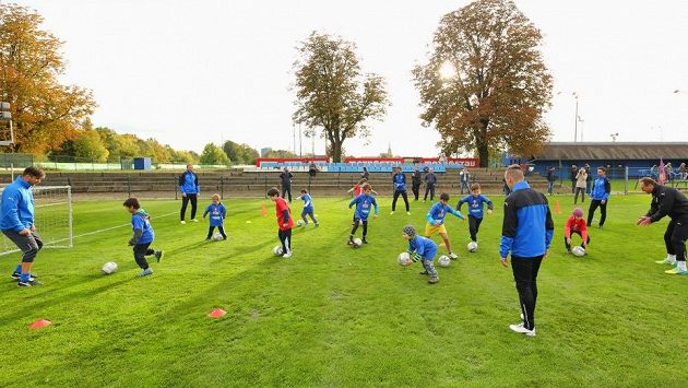 Plzeňští fotbalisté během tréninku s dětmi. Plzeňští fotbalisté během tréninku s dětmi.