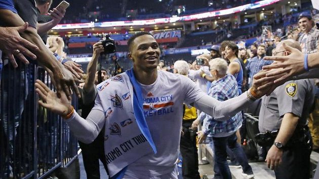 Russell Westbrook z Oklahomy si tleská s fanoušky po vítězném utkání proti Milwaukee. Russell Westbrook z Oklahomy si tleská s fanoušky po vítězném utkání proti Milwaukee.
