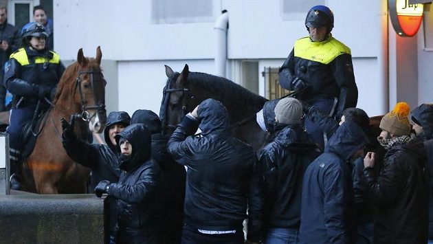 Policie v Rotterdamu zasahuje proti fanouškům AS Řím. Policie v Rotterdamu zasahuje proti fanouškům AS Řím.