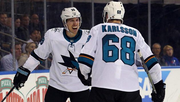 Logan Couture slaví se spoluhráčem ze San Jose Melkerem Karlssonem trefu v utkání proti New York Rangers. Logan Couture slaví se spoluhráčem ze San Jose Melkerem Karlssonem trefu v utkání proti New York Rangers.