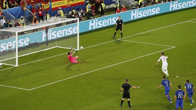 Chorvatský gólman Danijel Subašič chytá penaltu Španělu Sergio Ramosovi. Chorvatský gólman Danijel Subašič chytá penaltu Španělu Sergio Ramosovi.