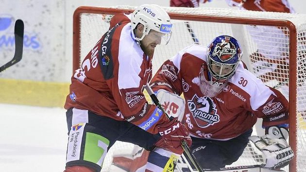 Obránce Rhett Holland a brankář Jakub Štěpánek z Pardubic. Obránce Rhett Holland a brankář Jakub Štěpánek z Pardubic.