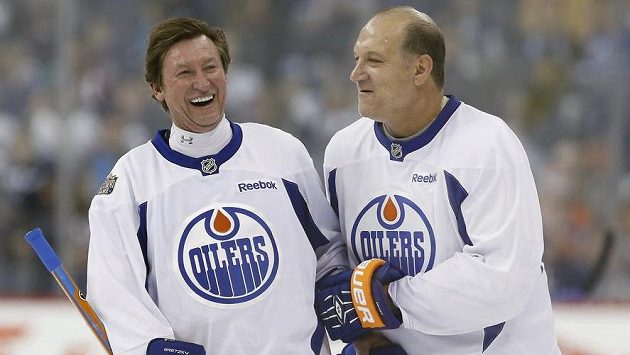 Kdysi nerozlučná dvojice útočníků Edmontonu Wayne Gretzky (vlevo) a Dave Semenko na obrázku z exhibice z října loňského roku. Kdysi nerozlučná dvojice útočníků Edmontonu Wayne Gretzky (vlevo) a Dave Semenko na obrázku z exhibice z října loňského roku.