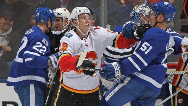 Matthew Tkachuk (uprostřed) z Calgary v souboji s Jakem Gardinerem z Toronta. Matthew Tkachuk (uprostřed) z Calgary v souboji s Jakem Gardinerem z Toronta.