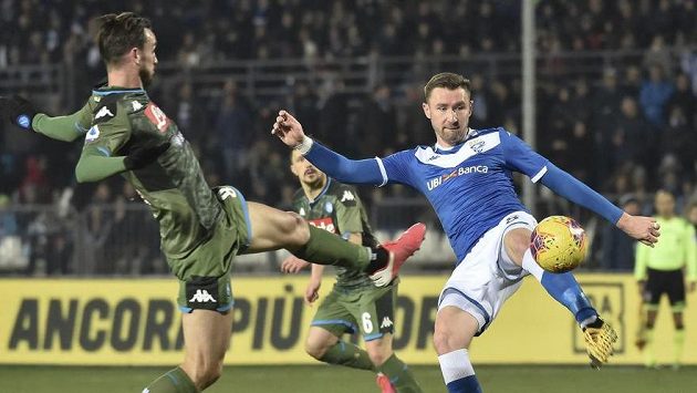 Jaromir Zmrhal (vpravo) z Brescie při utkání s Neapolí. Jaromir Zmrhal (vpravo) z Brescie při utkání s Neapolí.