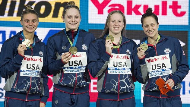 Vítězná sestava Američanek (zleva) Katrina Marie Konopkaová, Kelsi Worrellová, Lilly Kingová a Alexandra Margaret De Loofová. Vítězná sestava Američanek (zleva) Katrina Marie Konopkaová, Kelsi Worrellová, Lilly Kingová a Alexandra Margaret De Loofová.