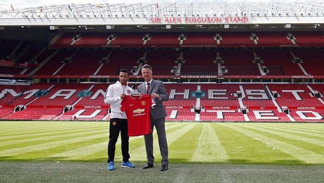 Nizozemské křídlo Memphis Depay (vlevo) a manažer Rudých ďáblů Louis Van Gaal na Old Trafford. Nizozemské křídlo Memphis Depay (vlevo) a manažer Rudých ďáblů Louis Van Gaal na Old Trafford.