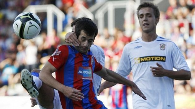 Plzeňský David Štípek v souboji s obranou Brna. Plzeňský David Štípek v souboji s obranou Brna.