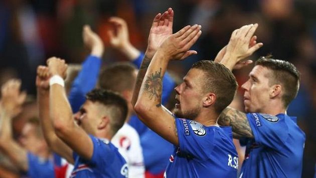 Fotbalisté Islandu slaví svůj historický postup na velký turnaj. Fotbalisté Islandu slaví svůj historický postup na velký turnaj.