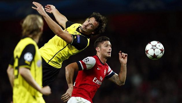 Stoper Mats Hummels z Dortmundu brání Oliviera Girouda (vpravo), Stoper Mats Hummels z Dortmundu brání Oliviera Girouda (vpravo),