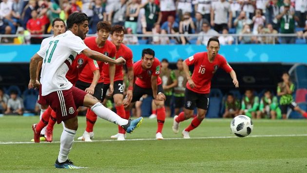 Mexičan Carlos Vela otevřel z penalty skóre zápasu s Korejí. Mexičan Carlos Vela otevřel z penalty skóre zápasu s Korejí.