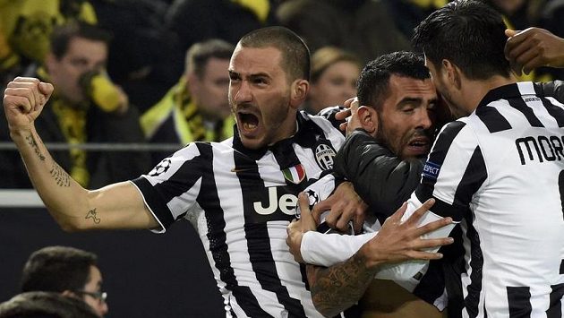 Carlos Tévez (uprostřed) slaví se spoluhráči z Juventusu Leonardem Bonuccim (vlevo) a Álvarem Moratou svoji trefu proti Dortmundu. Carlos Tévez (uprostřed) slaví se spoluhráči z Juventusu Leonardem Bonuccim (vlevo) a Álvarem Moratou svoji trefu proti Dortmundu.