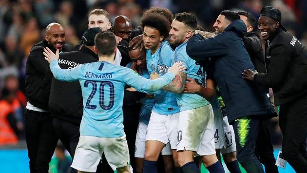 Veliká radost fotbalistů Manchesteru City poté, co po penaltové rozstřelu získali Ligový pohár. Veliká radost fotbalistů Manchesteru City poté, co po penaltové rozstřelu získali Ligový pohár.