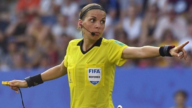 Francouzka Stéphanie Frappartová bude jako hlavní rozhodčí řídit zápas Liverpoolu s Chelsea. Francouzka Stéphanie Frappartová bude jako hlavní rozhodčí řídit zápas Liverpoolu s Chelsea.