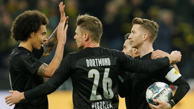 Fotbalisté Dortmundu se radují z branky. Jejím autorem byl kapitán Marco Reus (vpravo). Fotbalisté Dortmundu se radují z branky. Jejím autorem byl kapitán Marco Reus (vpravo).