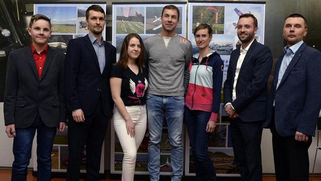 Nejlepší letečtí sportovci za rok 2018 (zleva) Jaroslav Vostřel, Petr Jonáš, Sabina Cioleková, Martin Šonka, Ivana Baláková, Jan Suchý a Petr Tichý) byli vyhlášeni 14. února 2019 v Praze. Nejlepší letečtí sportovci za rok 2018 (zleva) Jaroslav Vostřel, Petr Jonáš, Sabina Cioleková, Martin Šonka, Ivana Baláková, Jan Suchý a Petr Tichý) byli vyhlášeni 14. února 2019 v Praze.
