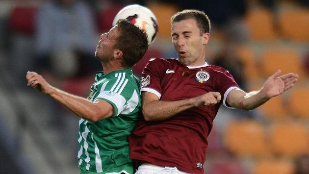 Obránce Bohemians Radek Šírl (vlevo) a záložník Sparty Praha Josef Hušbauer během utkání Letního ligového poháru Prahy. Obránce Bohemians Radek Šírl (vlevo) a záložník Sparty Praha Josef Hušbauer během utkání Letního ligového poháru Prahy.