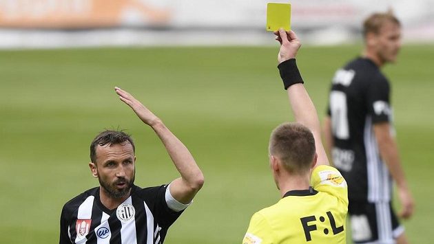 Rozhodčí Ondřej Berka uděluje žlutou kartu Tomáši Sivokovi z Dynama. Rozhodčí Ondřej Berka uděluje žlutou kartu Tomáši Sivokovi z Dynama.