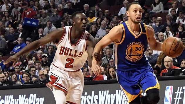 Basketbalisté Golden State po úterní prohře s Washingtonem padli v NBA i o dva dny později na hřišti Chicaga Bulls 87:94. Basketbalisté Golden State po úterní prohře s Washingtonem padli v NBA i o dva dny později na hřišti Chicaga Bulls 87:94.