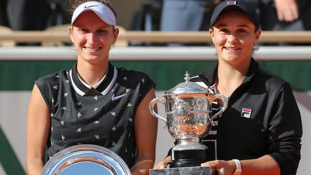 Markéta Vondroušová a Ashleigh Bartyová po finále French Open Markéta Vondroušová a Ashleigh Bartyová po finále French Open