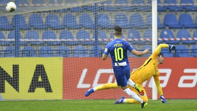 Jakub Pešek z Liberce z Liberce střílí druhý gól, vpravo brankář Sparty Florin Nita. Jakub Pešek z Liberce z Liberce střílí druhý gól, vpravo brankář Sparty Florin Nita.