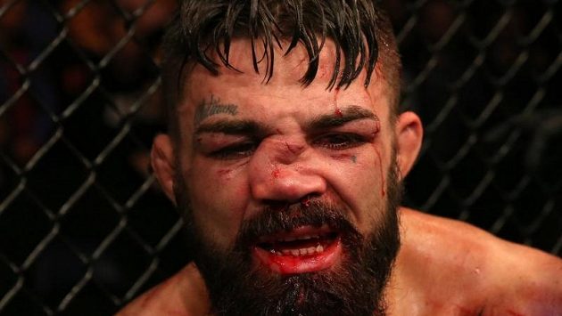 Naskočené koleno a Mike Perry šel na operaci nosu. Naskočené koleno a Mike Perry šel na operaci nosu.