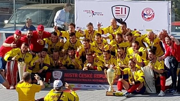 Kert Park s poháry pro české mistry. Letos byla nejvyšší soutěž ukončena předčasně a výsledky byly anulovány. Kert Park s poháry pro české mistry. Letos byla nejvyšší soutěž ukončena předčasně a výsledky byly anulovány.