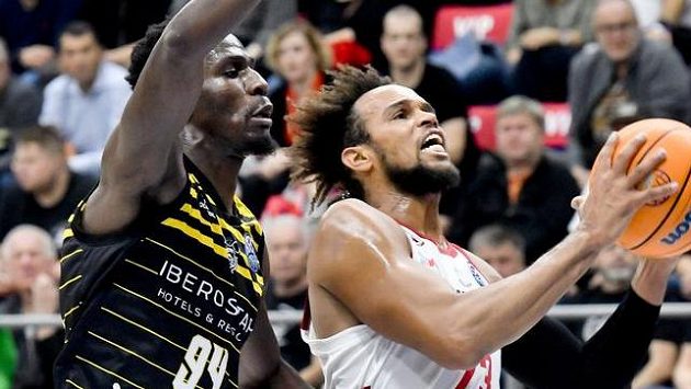 Zleva Lahaou Konate z Tenerife a Ivan Almeida z Nymburku. Zleva Lahaou Konate z Tenerife a Ivan Almeida z Nymburku.
