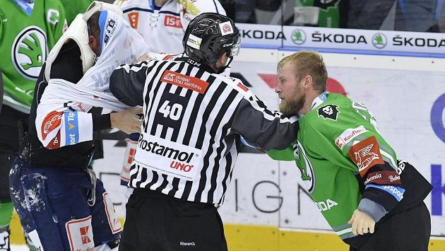 Jakub Suchánek (vlevo) z Kladna a Jan Stránský z Mladé Boleslavi ve vzájemné potyčce. Jakub Suchánek (vlevo) z Kladna a Jan Stránský z Mladé Boleslavi ve vzájemné potyčce.