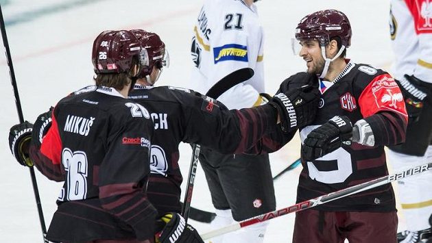 Hokejisté Sparty (zleva) Juraj Mikuš, Jiří Černoch a Brian Ihnacak oslavují gól proti Oulu v úvodním utkání. Hokejisté Sparty (zleva) Juraj Mikuš, Jiří Černoch a Brian Ihnacak oslavují gól proti Oulu v úvodním utkání.