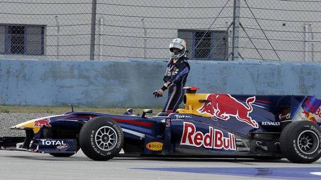 Jezdec formule 1 ze stáje Red Bull Sebastian Vettel opouští svůj vůz během závodu Velké ceny Turecka. Jezdec formule 1 ze stáje Red Bull Sebastian Vettel opouští svůj vůz během závodu Velké ceny Turecka.