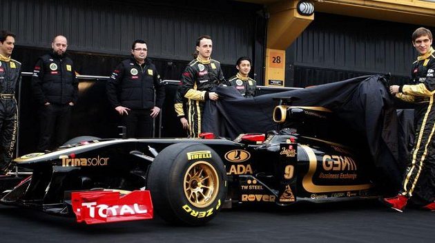 jezdci stáje Renault Robert Kubica (uprostřed) a Vitalij Petrov odhalují monopost R31 pro sezónu 2011. jezdci stáje Renault Robert Kubica (uprostřed) a Vitalij Petrov odhalují monopost R31 pro sezónu 2011.