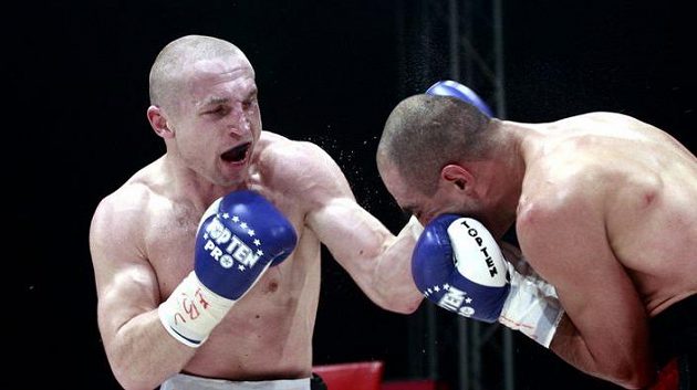 Boxer Lukáš Konečný zasazuje úder Arménu Petrosjanovi. Boxer Lukáš Konečný zasazuje úder Arménu Petrosjanovi.
